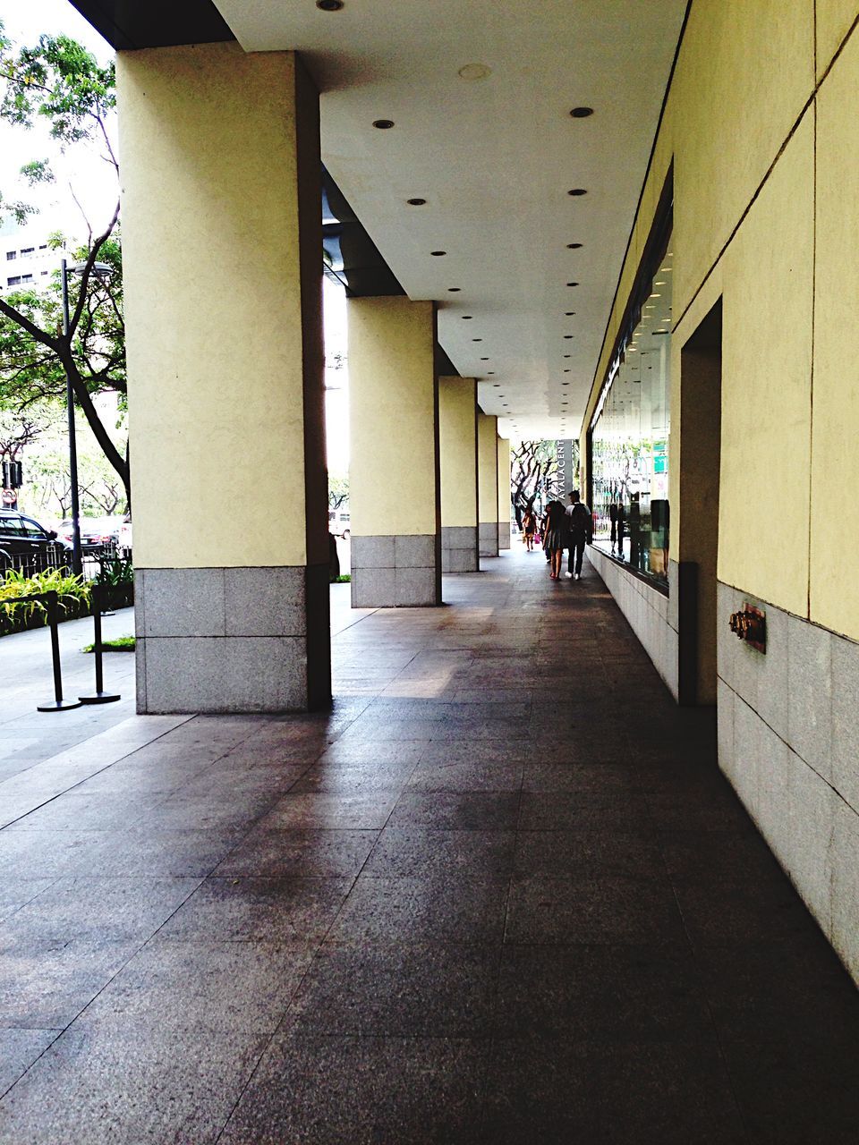 architecture, built structure, building exterior, the way forward, street, building, city, diminishing perspective, narrow, walkway, empty, residential structure, sunlight, residential building, footpath, day, in a row, door, shadow, alley