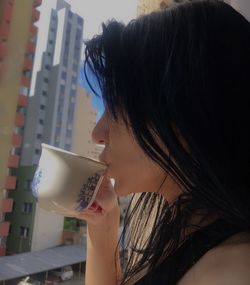 Close-up portrait of woman drinking tea