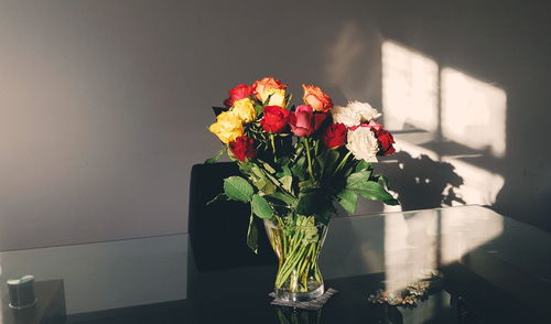 Red roses in vase on table