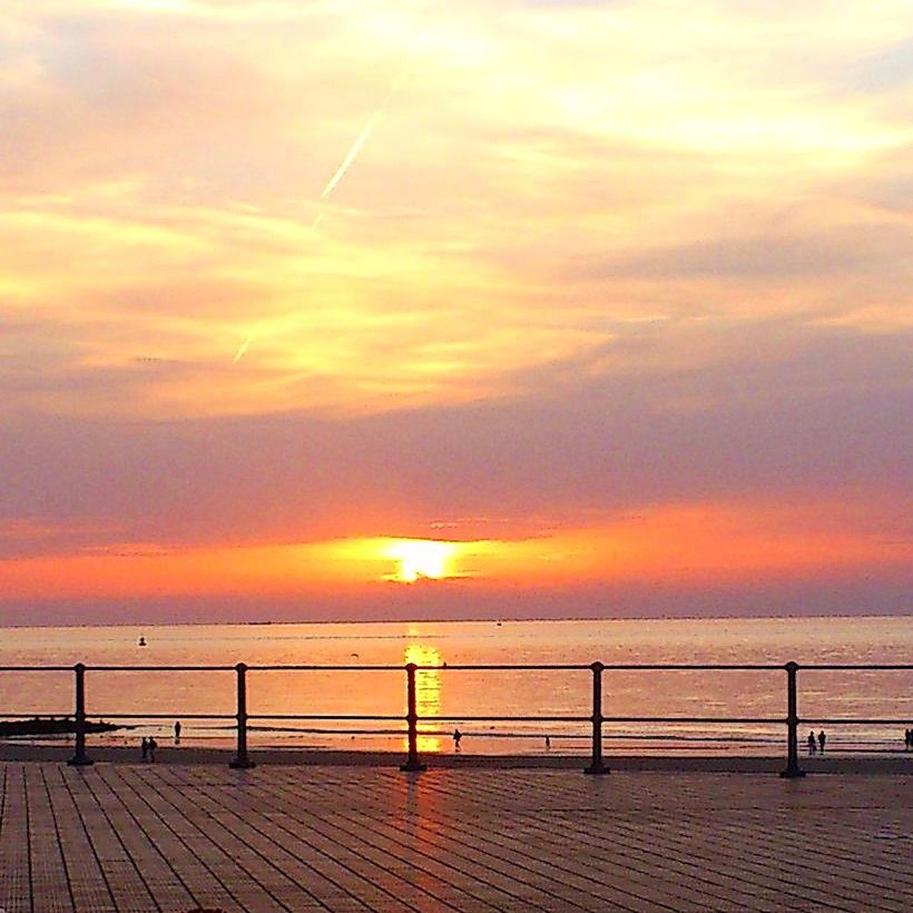 sunset, sea, sky, scenics, water, horizon over water, sun, railing, tranquility, tranquil scene, beauty in nature, orange color, cloud - sky, idyllic, pier, nature, sunlight, cloud, outdoors, sunbeam