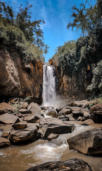 Waterfall in the village of gombong, with many brown rocks.