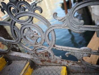 Close-up of rusty bicycle chain
