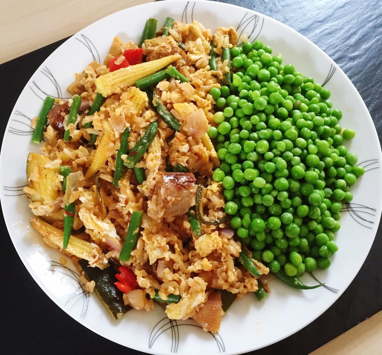 HIGH ANGLE VIEW OF FOOD ON PLATE