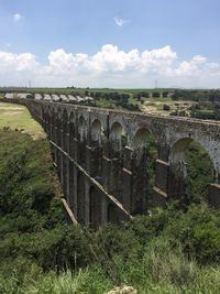 Arch bridge against sky