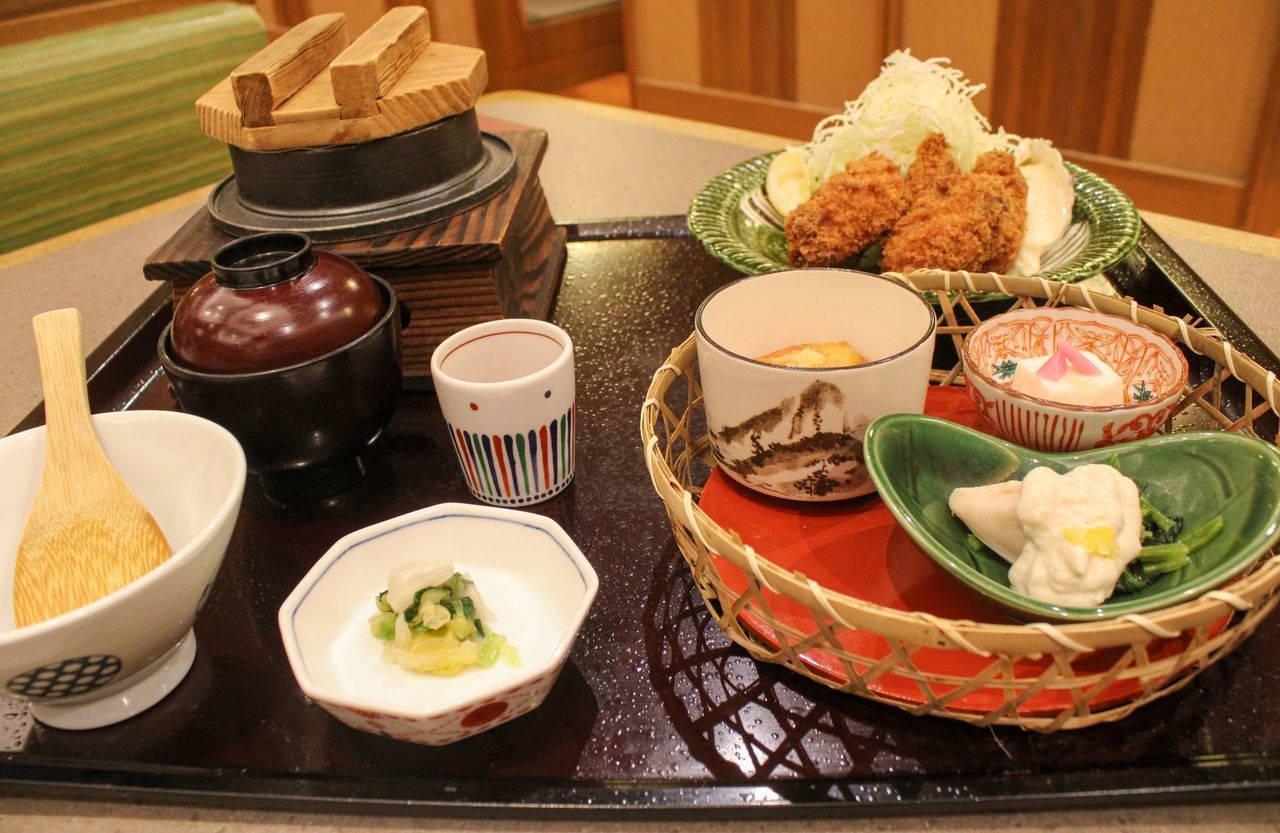 HIGH ANGLE VIEW OF FOOD IN PLATE