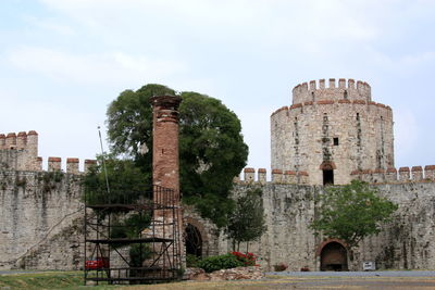 Old ruin building against sky