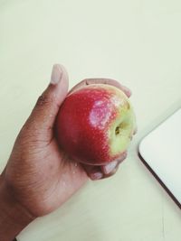 Close-up of hand holding apple