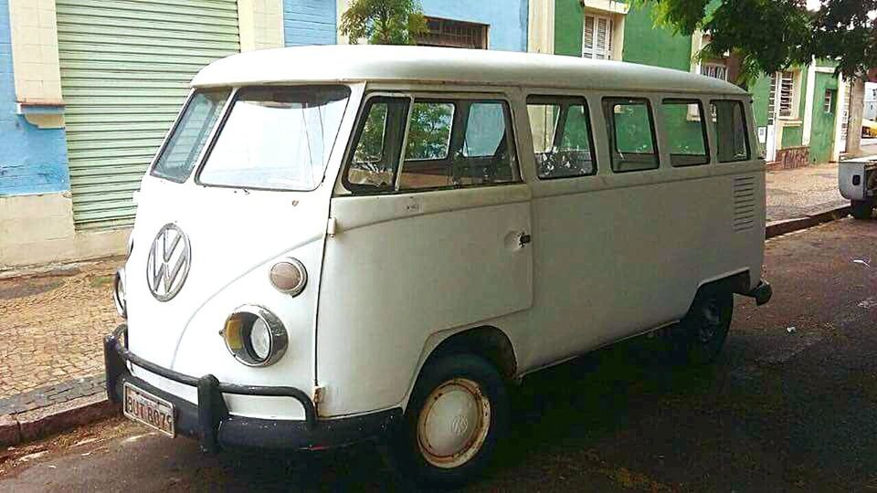 CLOSE-UP OF VINTAGE CAR ON ROAD