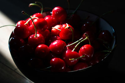 Close-up of cherries in bowl