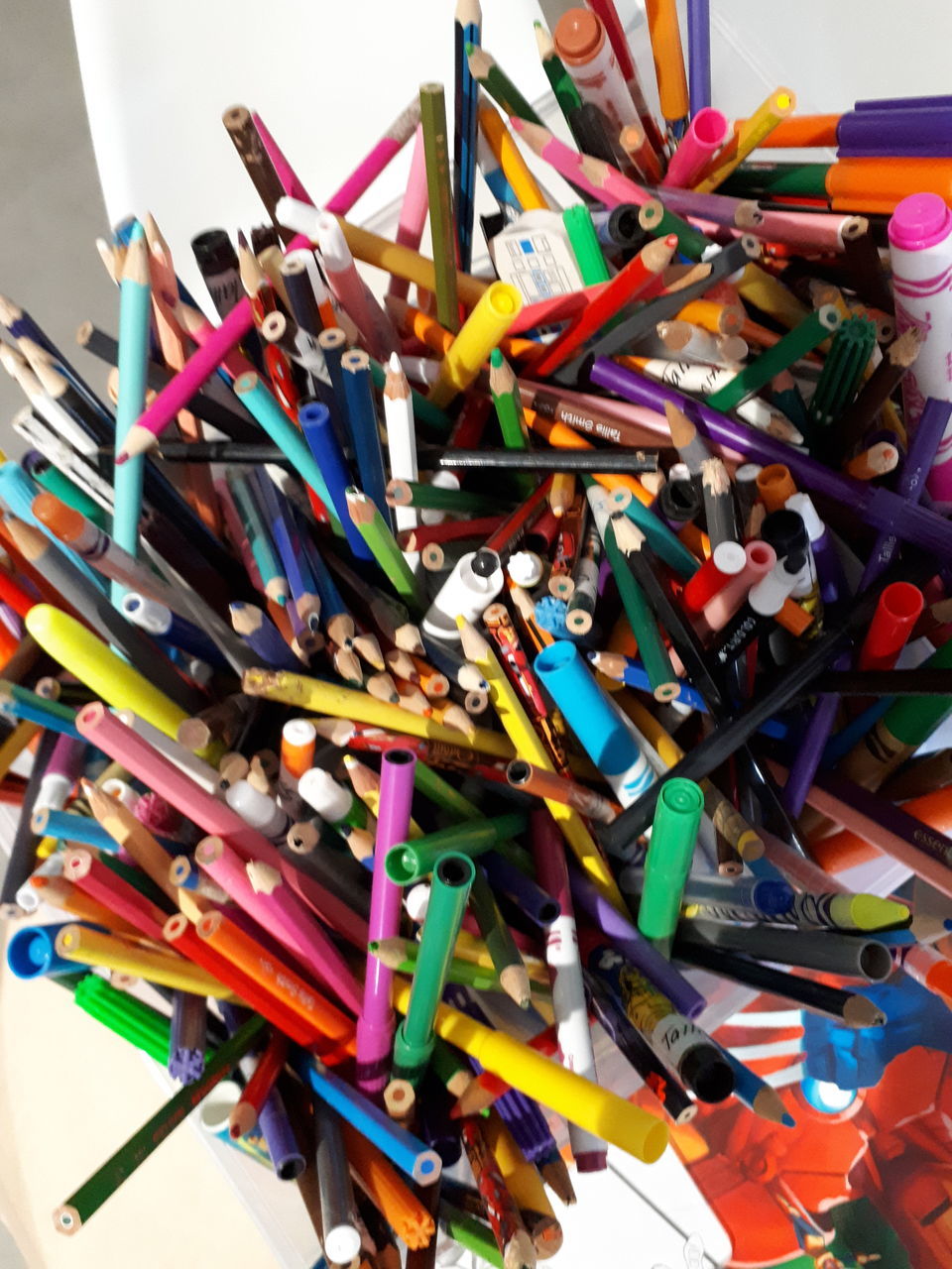 HIGH ANGLE VIEW OF MULTI COLORED PENCILS ON SHELF