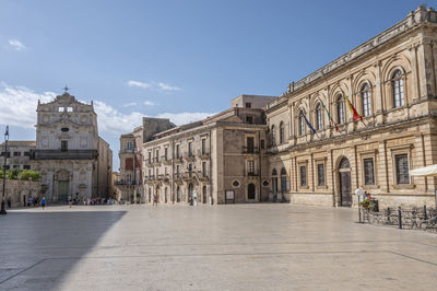  historic buildings with beautiful facades in piazza duomo in ortigia