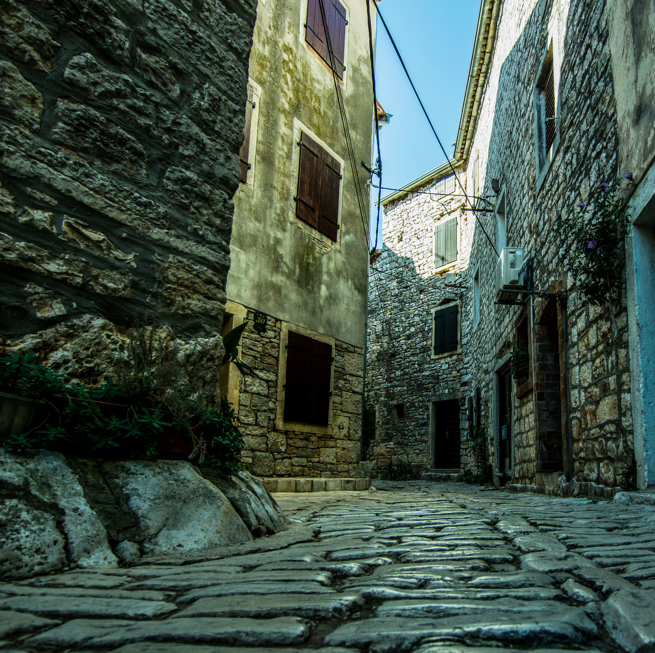 LOW ANGLE VIEW OF OLD BUILDING IN CITY