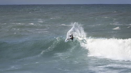 Waves splashing in sea