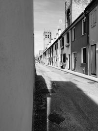 Narrow walkway along buildings