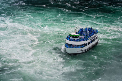 Ship with tourists moves to niagara falls