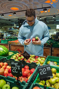 Man preparing food at market