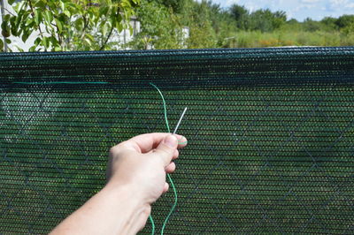 Installation of a shading net on a fence