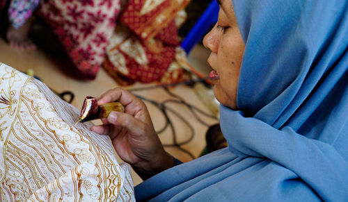 Close-up of woman holding hands