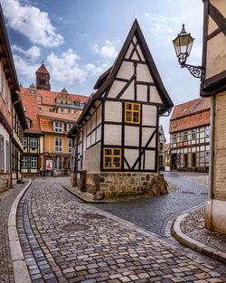 Beautiful street with half-timbered houses in quedlinburg am harz, saxony-anhalt, germany