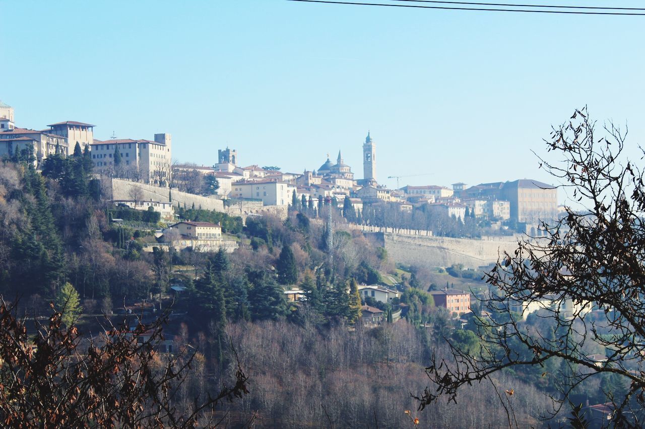 HIGH ANGLE VIEW OF TOWNSCAPE AGAINST SKY