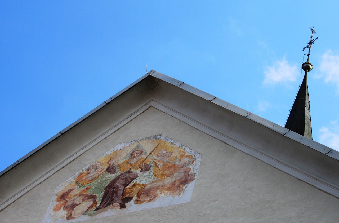 LOW ANGLE VIEW OF BUILDING AGAINST SKY