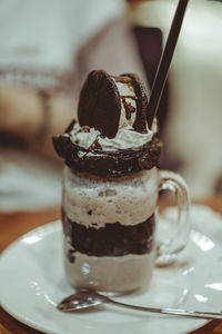 Close-up of chocolate cake in plate on table