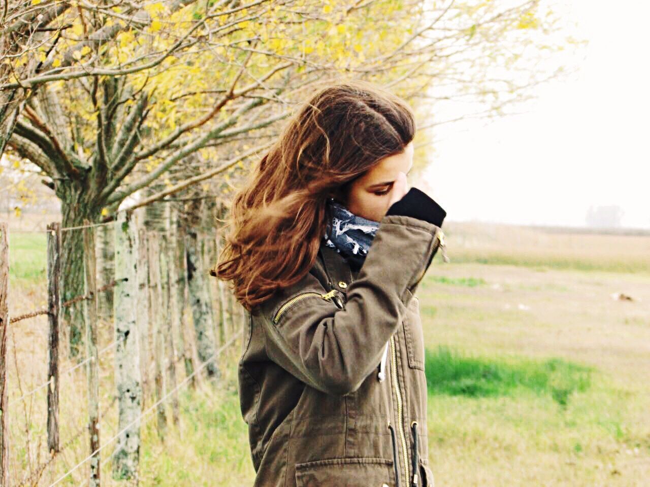 young adult, long hair, young women, person, standing, lifestyles, casual clothing, leisure activity, focus on foreground, front view, three quarter length, waist up, portrait, looking at camera, beauty, brown hair, field