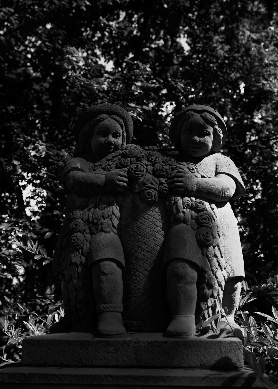 LOW ANGLE VIEW OF FEMALE STATUE IN PARK