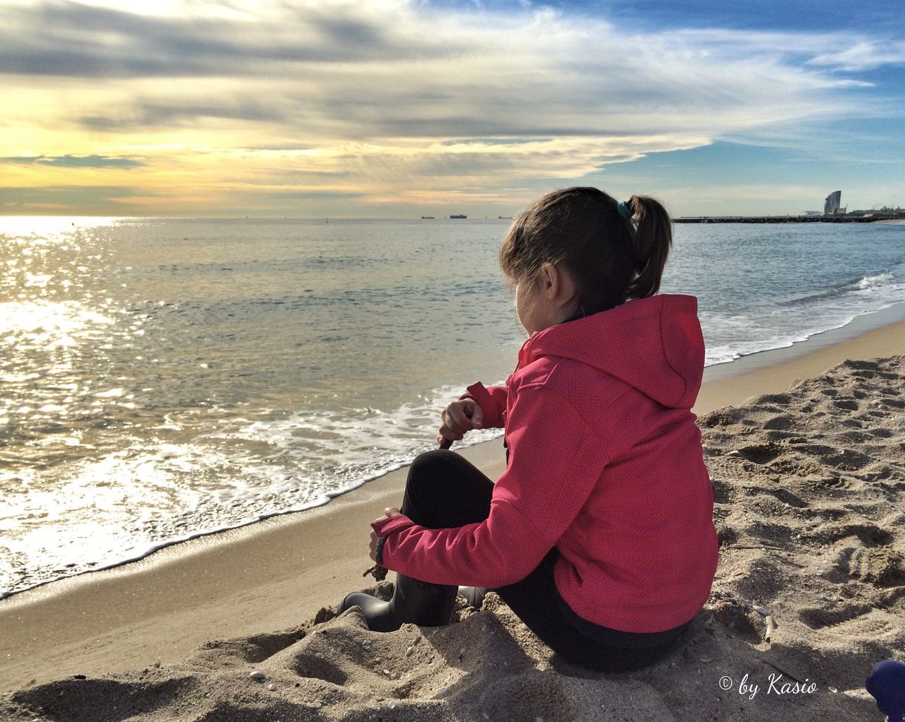 sea, water, horizon over water, beach, sky, rear view, shore, lifestyles, leisure activity, beauty in nature, scenics, cloud - sky, tranquil scene, tranquility, standing, nature, full length, vacations