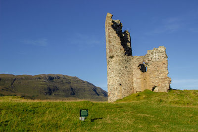 View of the ruined 16th century ardvreck castle over loch assynt, north west highlands, scotland