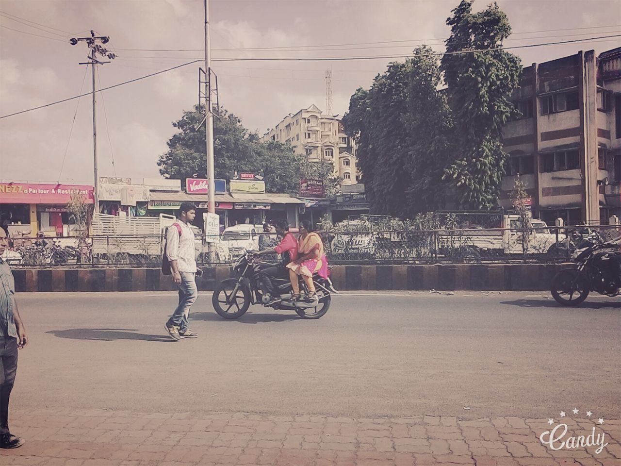 SIDE VIEW OF MAN RIDING BICYCLE ON ROAD