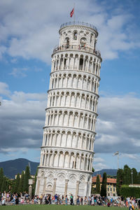 Tourists by leaning tower of pisa