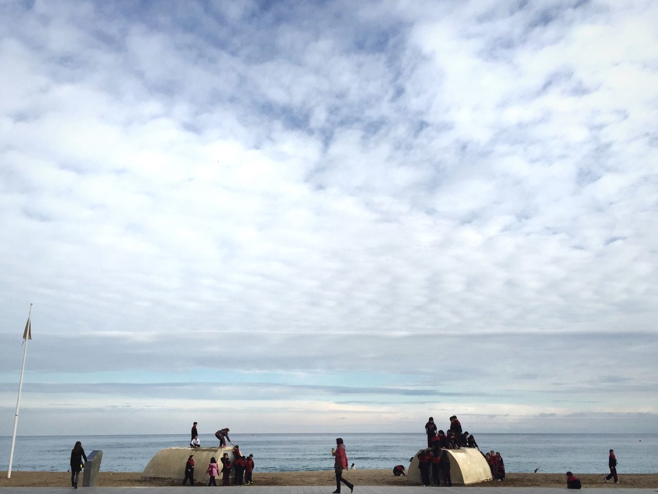 sea, sky, horizon over water, water, men, cloud - sky, large group of people, lifestyles, beach, leisure activity, person, mixed age range, cloudy, vacations, shore, tourist, medium group of people, nature, cloud