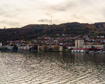 River by buildings in town against sky