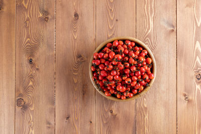 Directly above shot of strawberries in bowl on wooden table