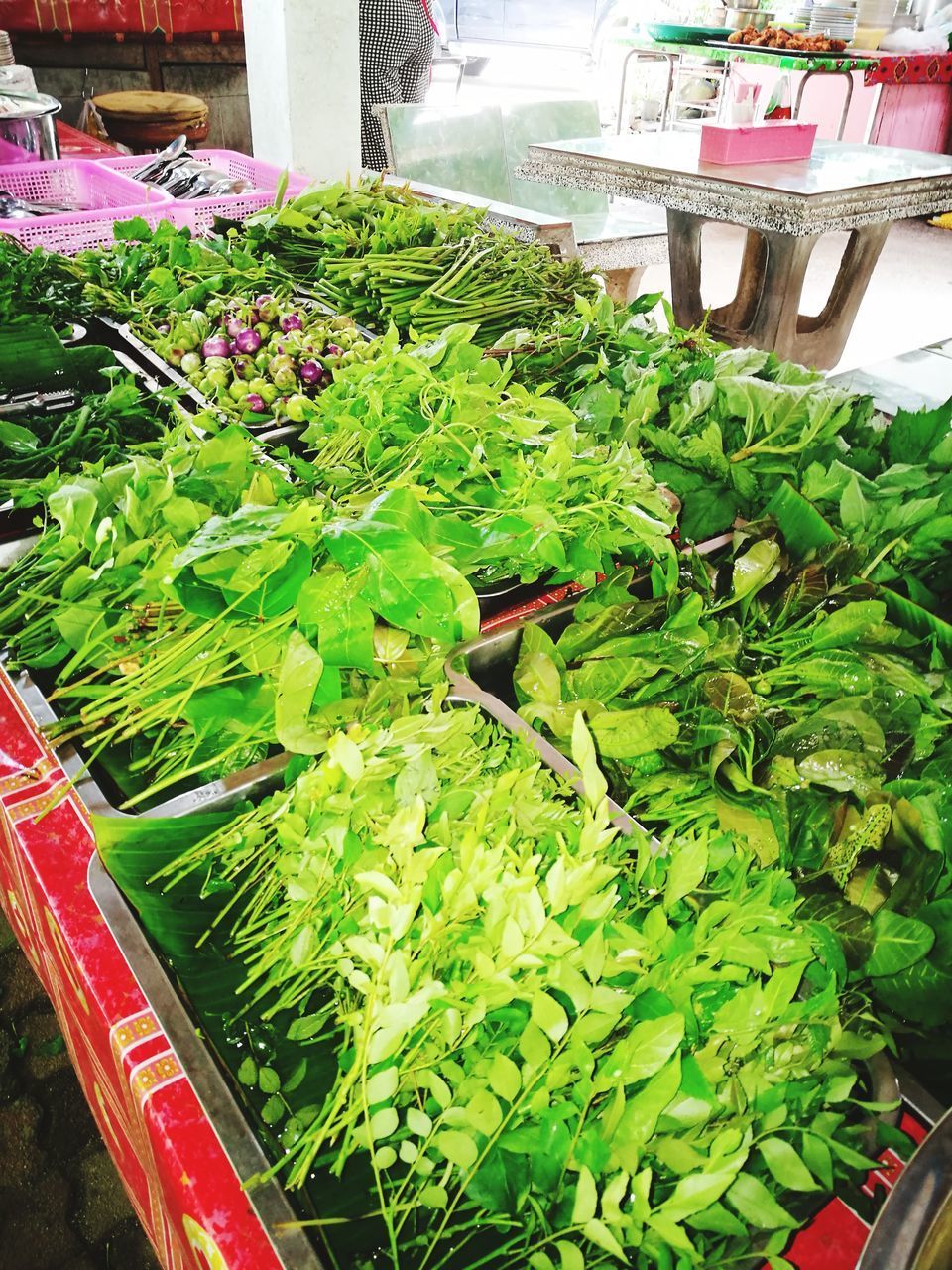 HIGH ANGLE VIEW OF VEGETABLES IN MARKET STALL