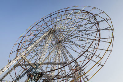 Big bare structure of ferris wheel in theme park, pushkar, india