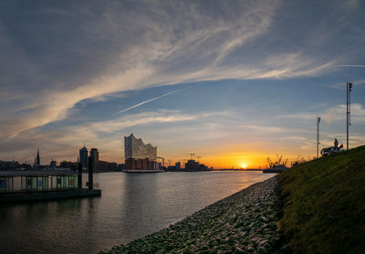 Sunrise on the elbe river in hamburg with a view of the elbphilharmonie concert hall