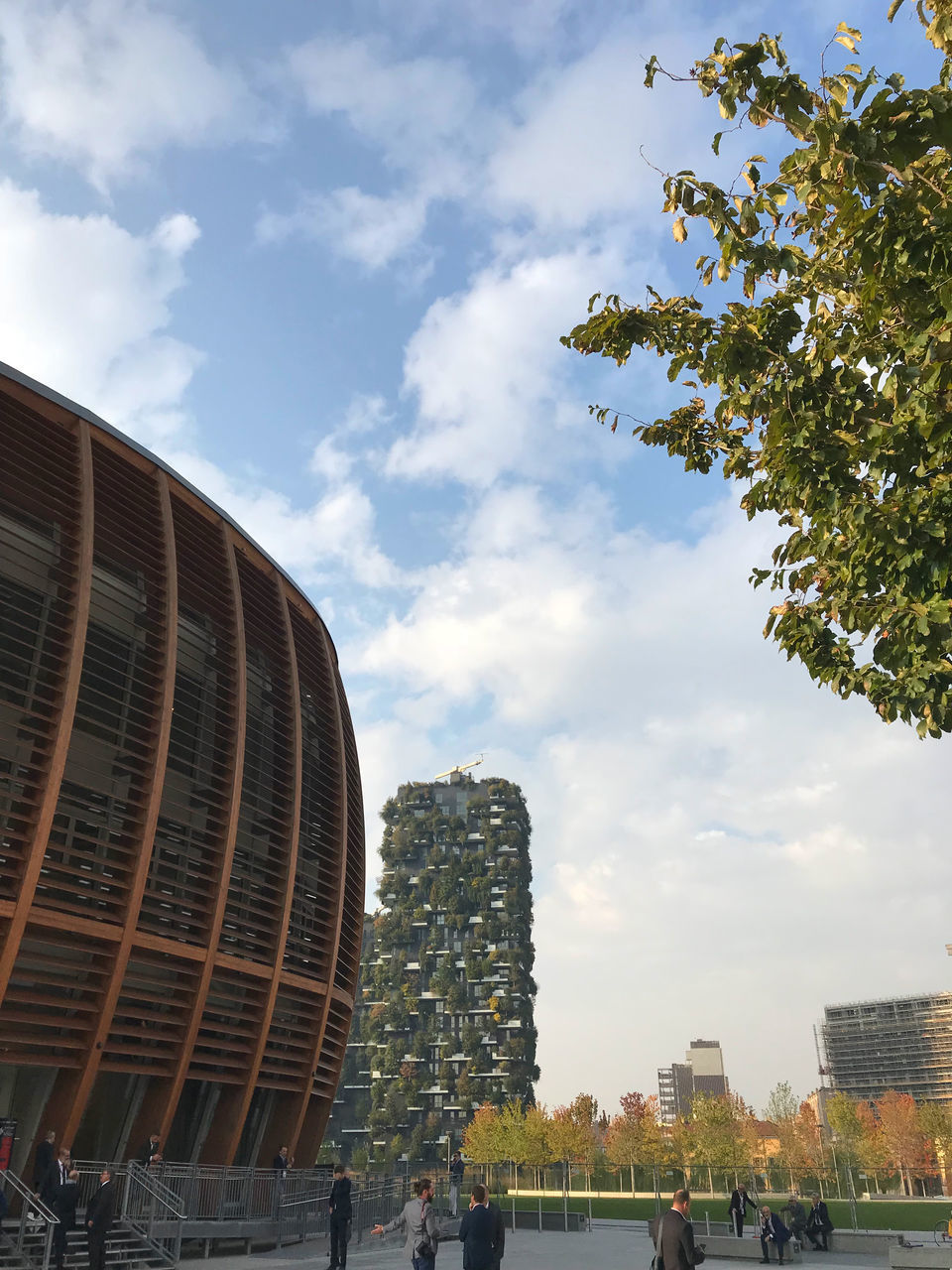 LOW ANGLE VIEW OF BUILDINGS AGAINST SKY