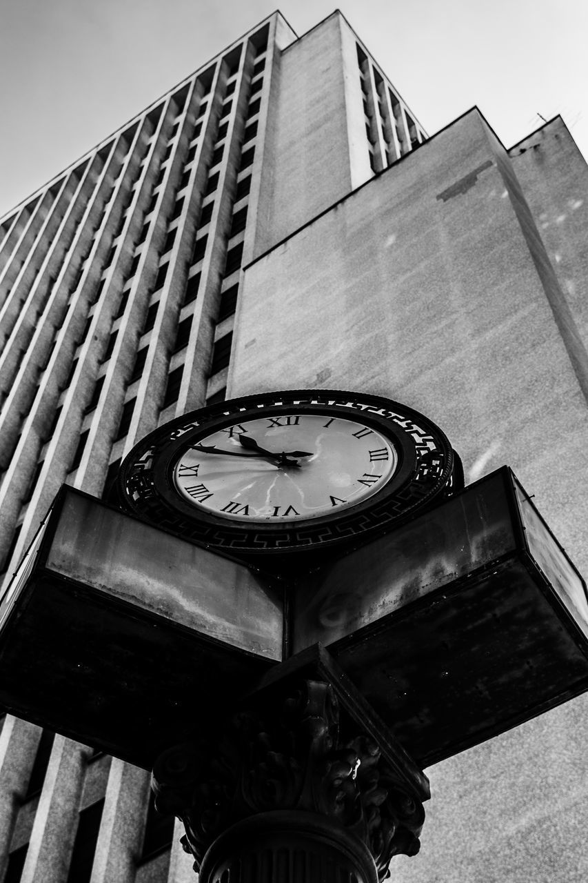 LOW ANGLE VIEW OF CLOCK TOWER AGAINST SKY IN CITY