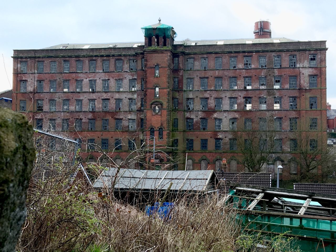 building exterior, architecture, built structure, transportation, building, abandoned, residential structure, sky, residential building, old, mode of transport, day, land vehicle, house, damaged, city, outdoors, obsolete, no people, run-down