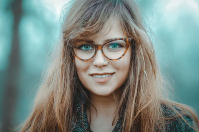 Close-up portrait of smiling young woman outdoors