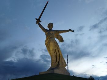 statue