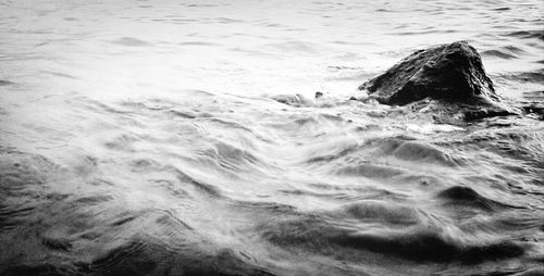 Waves splashing in sea