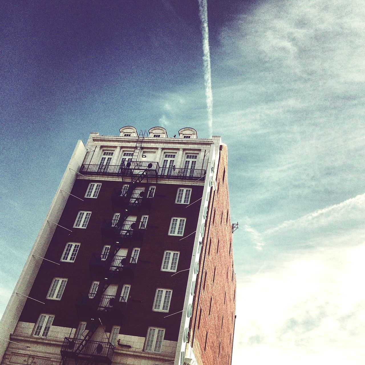 LOW ANGLE VIEW OF BUILDING AGAINST CLEAR SKY