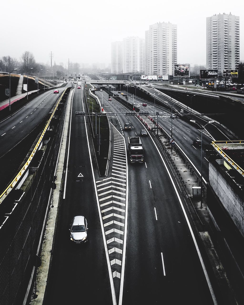 HIGH ANGLE VIEW OF TRAFFIC ON ROAD