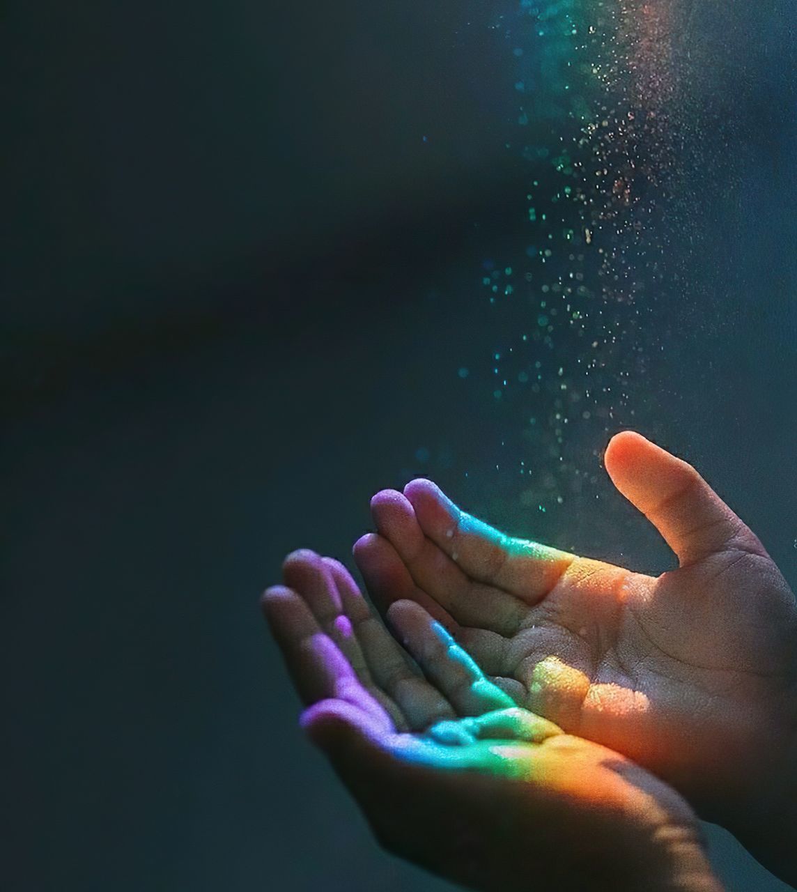 CLOSE-UP OF PEOPLE HAND AGAINST WATER IN CONTAINER