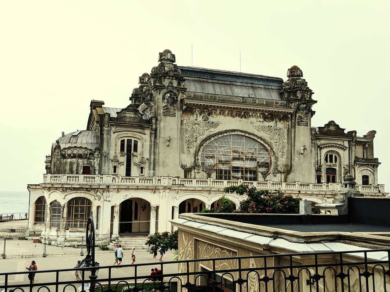 LOW ANGLE VIEW OF HISTORICAL BUILDING AGAINST SKY