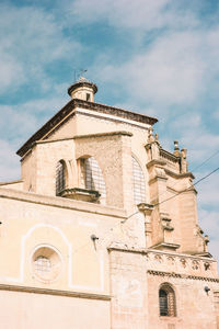 Low angle view of building against sky in chinchilla 