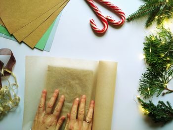 Step-by-step instructions for packing a christmas gift. diy gift wrapping